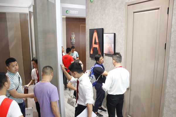 大师系列惊艳亮相2019中国建博会（广州），大自然木门引发加盟热潮