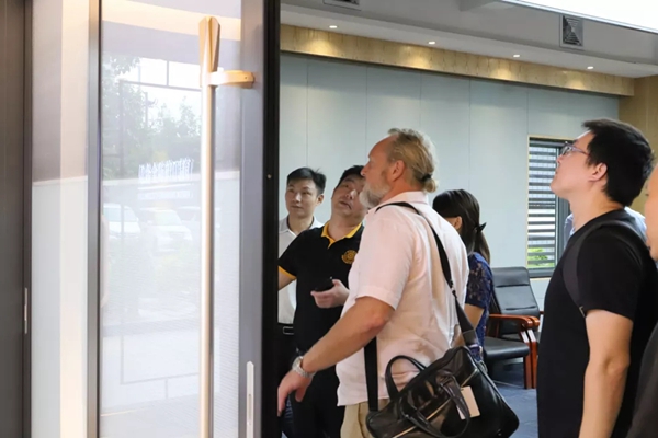亿合门窗迎接国际色彩大师Karl一行莅临交流指导