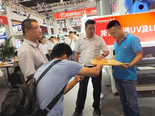 博硕涂装爆款B2-03UV喷漆线点燃中国建博会(广州) 博硕涂装爆款B2-03UV喷漆线点燃中国建博会(广州)