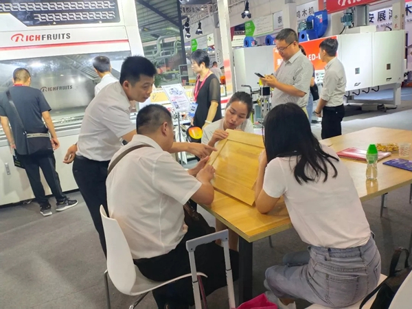 博硕涂装爆款B2-03UV喷漆线点燃中国建博会(广州) 博硕涂装爆款B2-03UV喷漆线点燃中国建博会(广州)