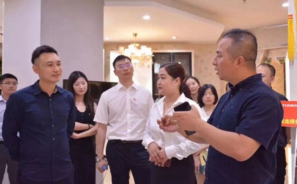 兔宝宝衣柜品牌实力见证，无锡滨湖店迎来无锡政府部门莅临参观