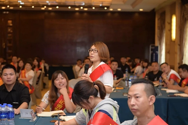 俊绣墙布经销商培训会郑州站圆满成功，重点打造零费用管家式帮扶