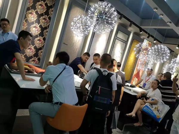 艾是全屋墙布定制整体亮相2019中国建博会（广州），高端品牌尽显王者风范