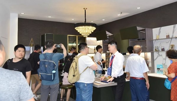 伊仕利家居建博会现场报道，时尚展馆吸粉无数