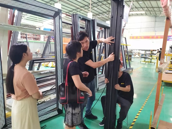 伊洛德门窗总部迎来大量客商参观考察，全程火爆！