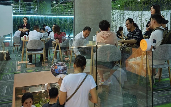 奢悦整体家居斩获木门“金星奖”后正式亮相广州建博会!火爆场面,超乎想象! 奢悦整体家居斩获木门“金星奖”后正式亮相广州建博会!火爆场面,超乎想象!