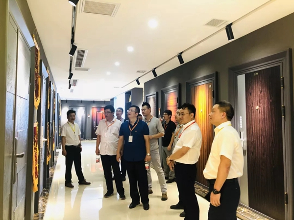 金凯德门业中国铁建房地产集团考察团莅临考察