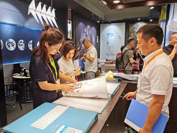 城市素颜墙布上海展第二日展位客流量依旧爆满