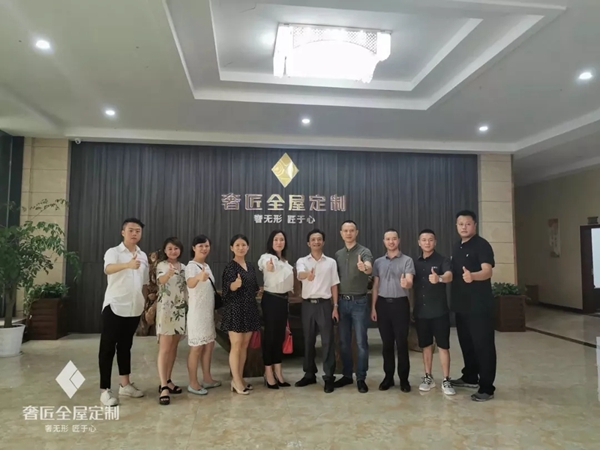 奢匠家居迎来“渝派家居 精工智造”栏目 获同行高度肯定