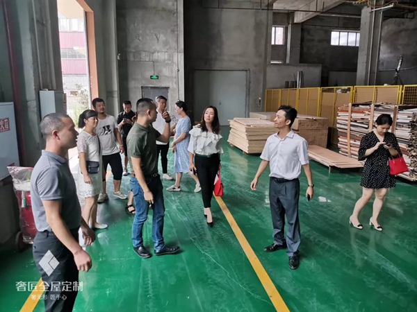 奢匠家居迎来“渝派家居 精工智造”栏目 获同行高度肯定
