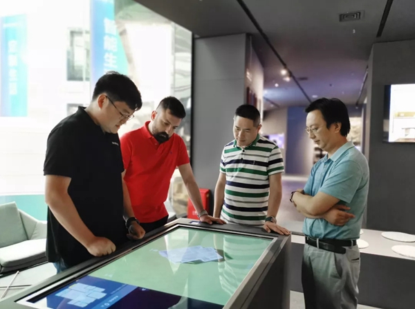 百V整体衣柜携手卡斯托莫共同缔造高品质家居生活