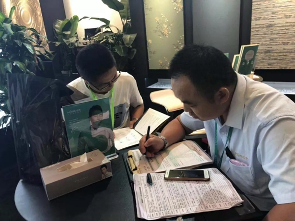宏绣刺绣墙布上海展精彩继续 签约加盟络绎不绝