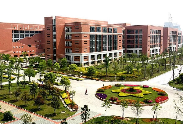 雅诗澜窗帘墙布欢迎杭州电子科技大学生前来实践考察