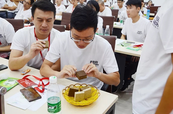 华洲木业迎来经销商及媒体参观学习 零距离体验安醛时代 华洲木业迎来经销商及媒体参观学习 零距离体验安醛时代