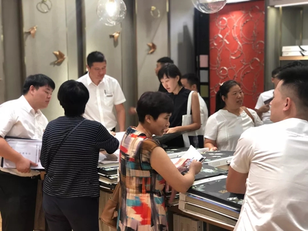 红旗无缝墙布惊艳亮相深圳展会 刷新你的视觉感官