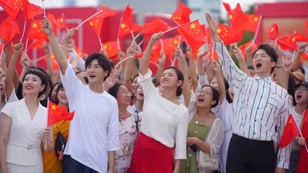 美加德尚门窗品牌形象代言人伊一用歌声为祖国应援 “爱国快闪”唱响深圳湾