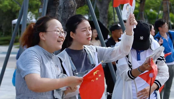 美加德尚门窗品牌形象代言人伊一用歌声为祖国应援 “爱国快闪”唱响深圳湾