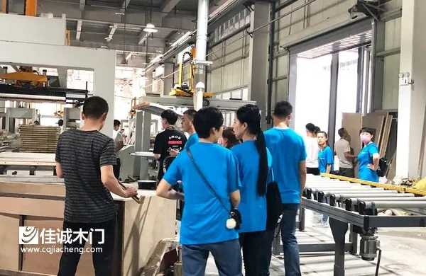 陕西合作伙伴代表团走进佳诚木门总部参观学习