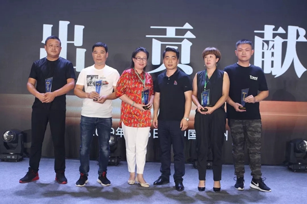 意盛豪庭墙布成功举办2019年中会议盛典暨新品发布会 意盛豪庭墙布成功举办2019年中会议盛典暨新品发布会