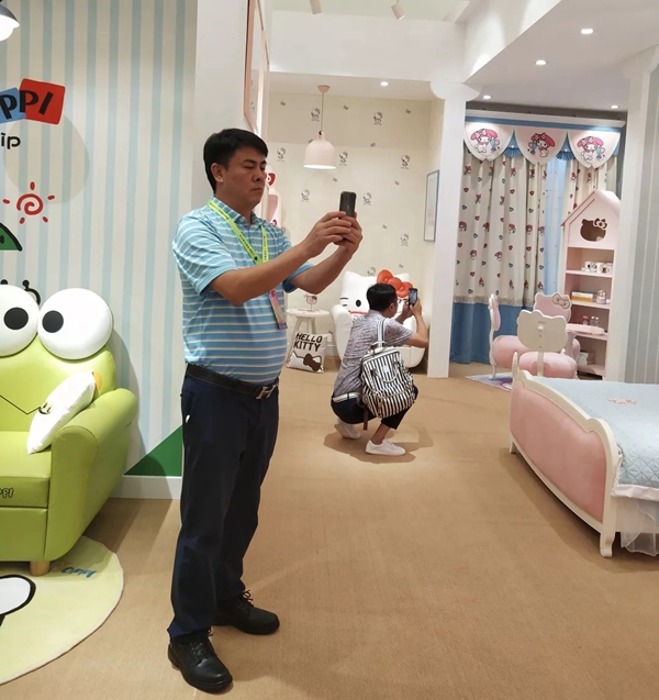 金楠木HELLO KITTY系列软装产品陆续入驻专卖店