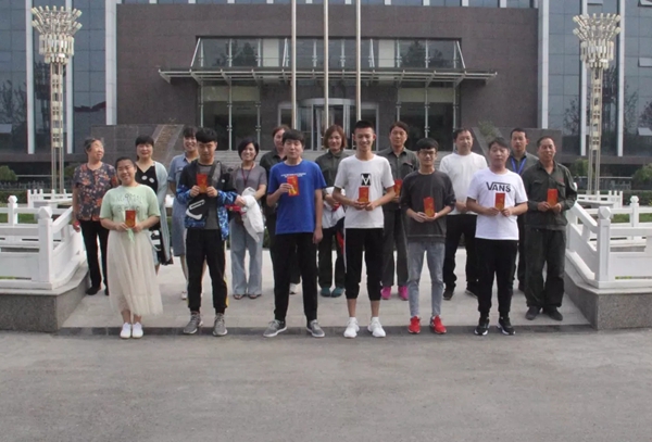 望美门窗以奋斗者为本 举办员工子女升学奖励活动