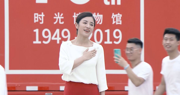 美加德尚门窗品牌形象代言人伊一用歌声为祖国应援 “爱国快闪”唱响深圳湾