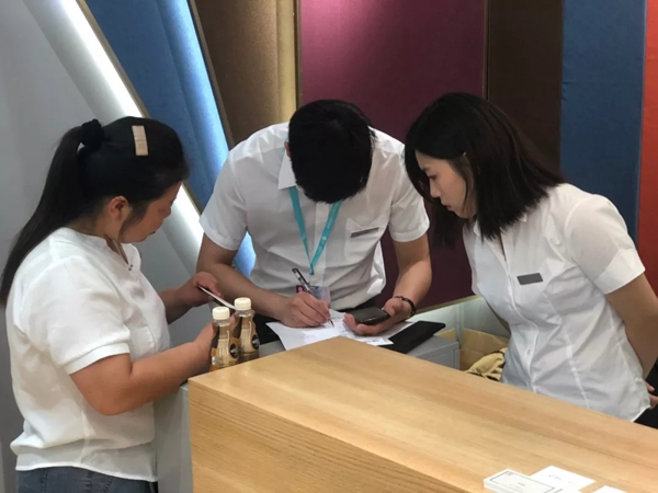 红旗无缝墙布惊艳亮相深圳展会 刷新你的视觉感官