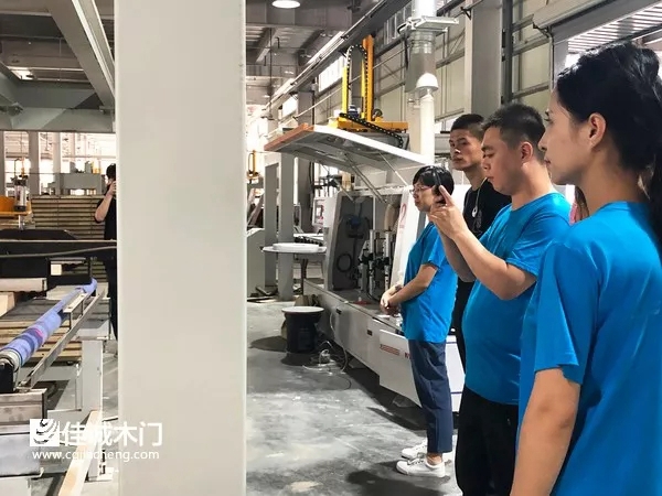 陕西合作伙伴代表团走进佳诚木门总部参观学习