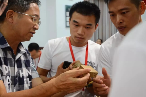 华洲木业迎来经销商及媒体参观学习 零距离体验安醛时代 华洲木业迎来经销商及媒体参观学习 零距离体验安醛时代