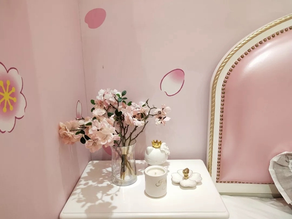 金楠木HELLO KITTY系列软装产品陆续入驻专卖店