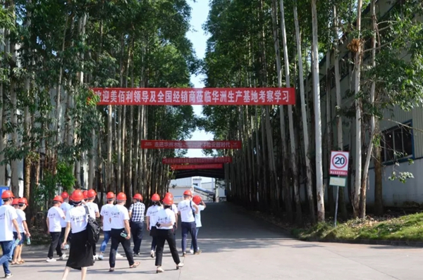 华洲木业迎来经销商及媒体参观学习 零距离体验安醛时代 华洲木业迎来经销商及媒体参观学习 零距离体验安醛时代