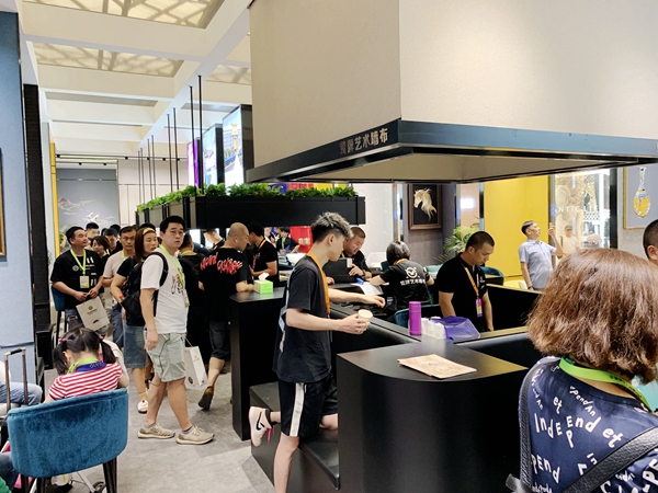 上海墙纸墙布展丨莺牌艺术墙布黄金贤：创新是一个企业发展的生存之本