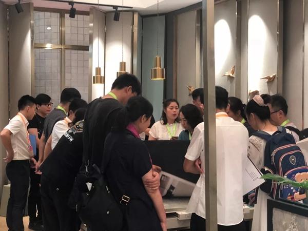 红旗无缝墙布新品闪耀上海展会 刷新你的视觉感官 红旗无缝墙布新品闪耀上海展会 刷新你的视觉感官