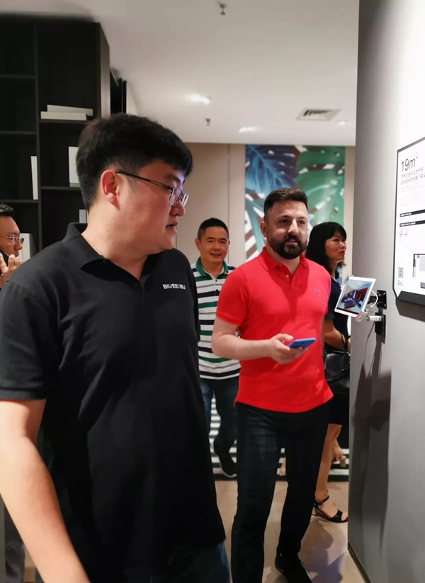 百V整体衣柜携手卡斯托莫共同缔造高品质家居生活