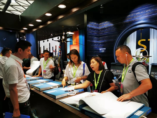 城市素颜墙布上海展首日人气高涨 新品发布万众瞩目
