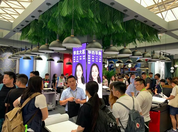 可罗雅墙布2019上海展展馆国际范爆棚 携同新品革命性颠覆