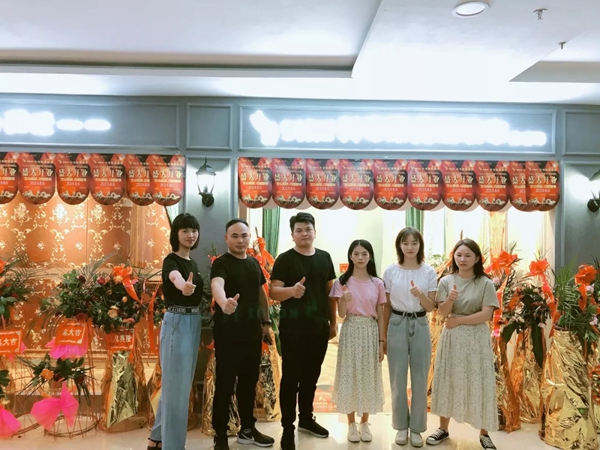 科布斯无缝墙布南昌旗舰店李总:让每一位消费者体会到回家的温馨感 科布斯无缝墙布南昌旗舰店李总:让每一位消费者体会到回家的温馨感