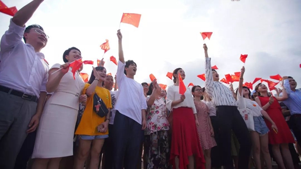 美加德尚门窗品牌形象代言人伊一用歌声为祖国应援 “爱国快闪”唱响深圳湾