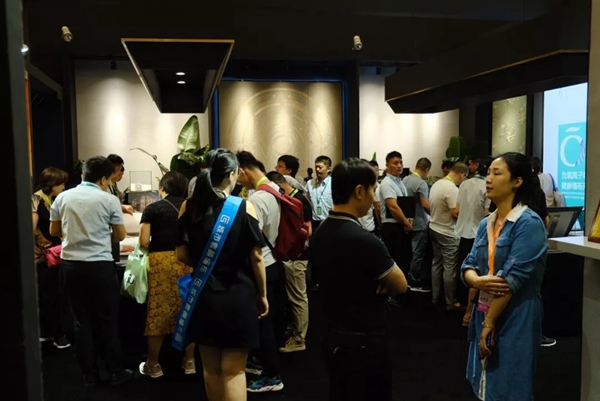 宏绣负氧离子墙布入选上海墙纸墙布展绣魁展示区