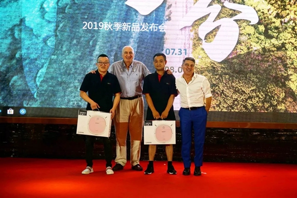 德诺壁纸软装成功举办十年跨界新品发布会