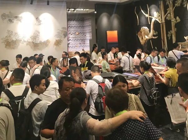 摩登野兽墙布“光影”主题展厅引爆上海墙纸墙布展