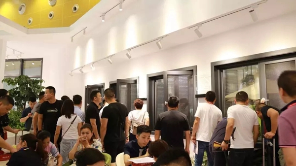 轩尼斯门窗2019年7月工作表彰大会圆满举行