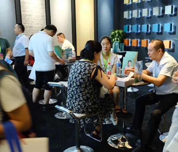 宏绣负氧离子墙布入选上海墙纸墙布展绣魁展示区
