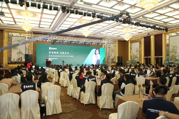 意盛豪庭墙布成功举办2019年中会议盛典暨新品发布会 意盛豪庭墙布成功举办2019年中会议盛典暨新品发布会