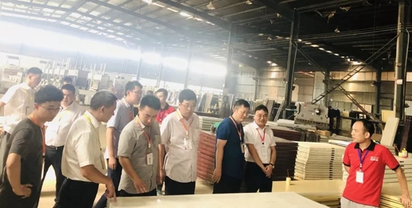 金凯德门业中国铁建房地产集团考察团莅临考察