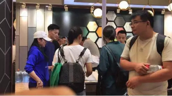 艾诺丝壁布做有思想的壁布 给你一个幸福有爱的空间