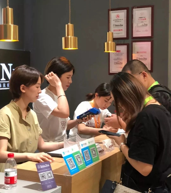 红旗无缝墙布新品闪耀上海展会 刷新你的视觉感官 红旗无缝墙布新品闪耀上海展会 刷新你的视觉感官
