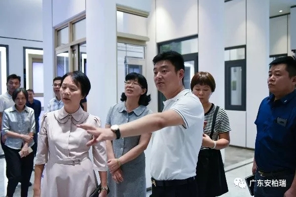 安柏瑞门窗迎接佛山市人大常委会副主任一行莅临指导