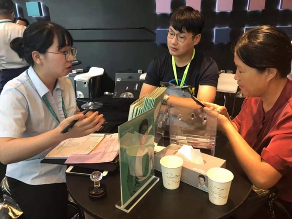 宏绣刺绣墙布上海展精彩继续 签约加盟络绎不绝