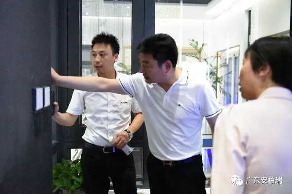 安柏瑞门窗迎接佛山市人大常委会副主任一行莅临指导